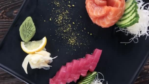 Łosoś i tuńczyk sashimi ryba imbir i wasabi — Wideo stockowe