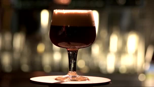 Snifter glas met zwart stout bier — Stockvideo