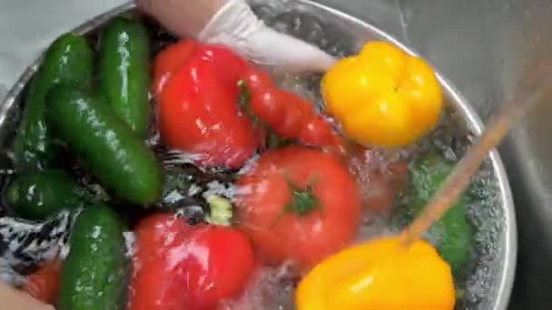 Sebzelerin üzerine musluk suyu sıçratarak sebze yıkayarak. — Stok video