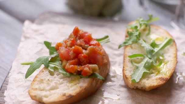 Cuchara pone verduras en pan tostadas con verduras y hierbas deliciosa bruschetta — Vídeo de stock