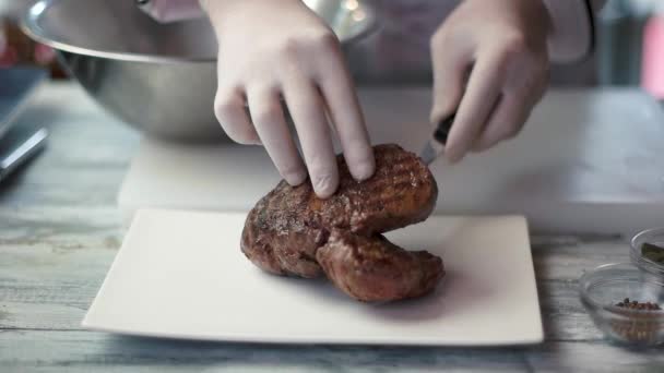 Biefstuk op witte bord hand met een vlees vork heerlijke diner ideeën — Stockvideo