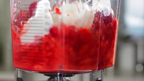 Stroberi dengan es krim dicambuk dalam blender strawberry cocktail — Stok Video