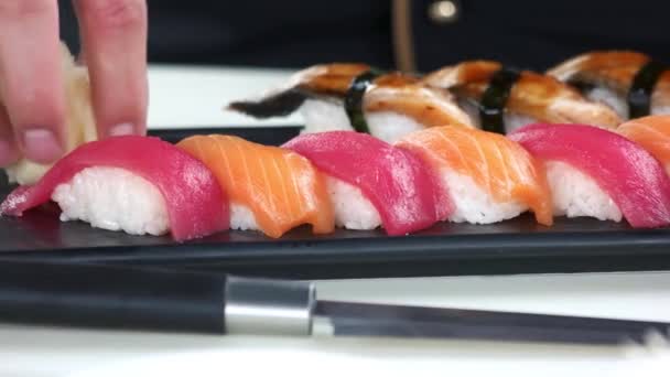 Sushi fermer poisson de riz et gingembre — Video