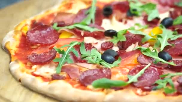 Sabrosa pizza italiana cerca de la comida mediterránea horneada — Vídeo de stock