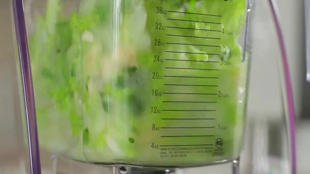 Cóctel de verano se vierte en lechuga de vidrio con un plátano y agua — Vídeos de Stock