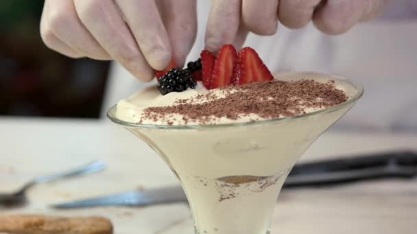 Tiramisu med färska bär kock i handskar förbereda dessert söt italiensk mat — Stockvideo