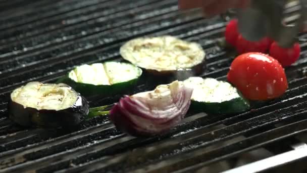 Pinças lançando legumes na grelha preparação de alimentos saudáveis — Vídeo de Stock