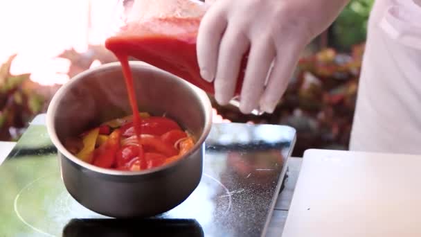 Tomatensap gieten in slow mo chef koken voedsel in steelpan groente soep recept — Stockvideo