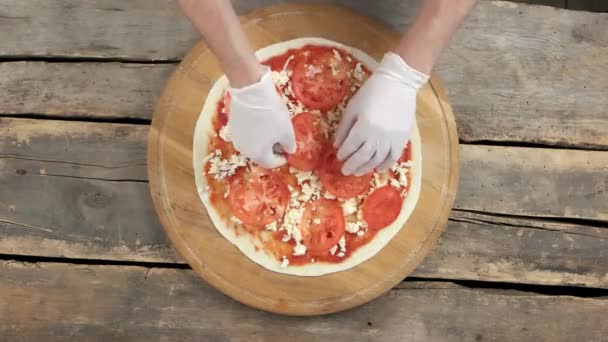 Niegotowane caprese pizza widok z góry ciasto ser i pomidor — Wideo stockowe