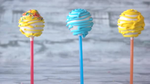 Різноманітність різнокольорових тортних паличок солодких кульок на паличках — стокове відео