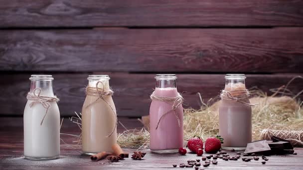 Olika naturliga milkshakes beströdda med pulveriserat socker vacker interiör — Stockvideo