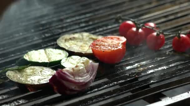 Groenten worden gegrild close-up koken gezond voedsel — Stockvideo