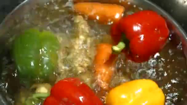 水花洒在蔬菜姜根和甜椒上 — 图库视频影像
