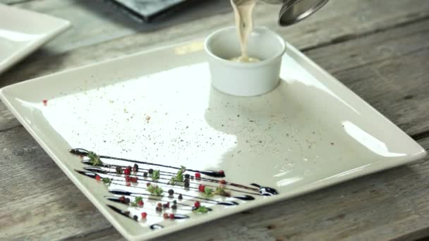 Біла вершкова соусна тарілка зі спеціями крупним планом — стокове відео