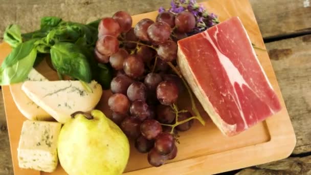 Tabla de madera y alimentos crudos carnes congeladas queso y frutas consejos para una dieta saludable — Vídeo de stock