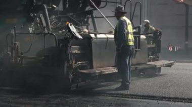 asfalt kaldırım makinesi ve işçi