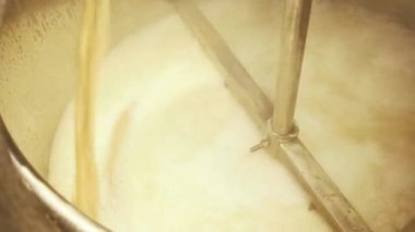 Bira fabrikasında bira üretimi. Yakın çekim.