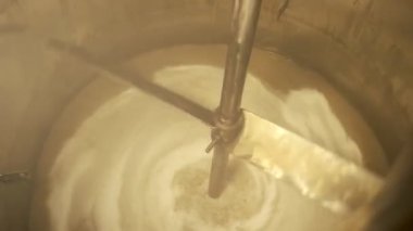Bira fabrikasındaki fabrika makinası. Bira karıştırıcısı çalışıyor.