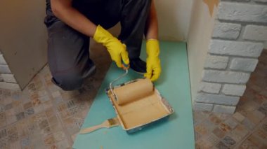Duvarları boyamaya hazır boyacı boyayı boyaya sarmaya hazır
