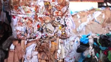 Buldozer geri dönüşüm için atıkları paketliyor