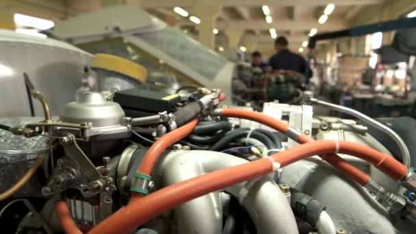 Авіаційний двигун крупним планом труби дроти і металеве серце літаючої машини — стокове відео