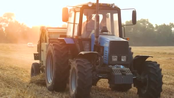 Голубой трактор, работающий в сельскохозяйственной отрасли — стоковое видео