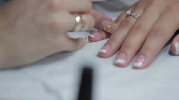 Hermosa manicura francesa con pedrería — Vídeos de Stock