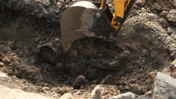 Cubo de excavadora en la máquina de movimiento cava un pozo de metal y construcción de suciedad — Vídeos de Stock