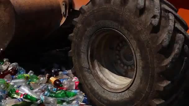 Buldożer pakuje odpady do recyklingu — Wideo stockowe