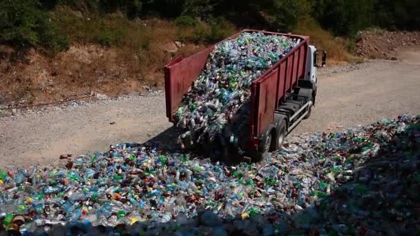 Bulldozer verpakt afval voor recycling — Stockvideo