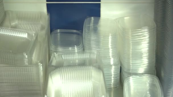 Καθαρά άδεια πλαστικά κουτιά κλείνουν πολλές διαφανείς πλαστικές αποθήκες — Αρχείο Βίντεο