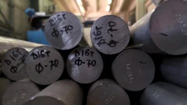 Metal silindirleri kapatın. Metalik tüpler alüminyum hakkındaki gerçekleri kapatın.