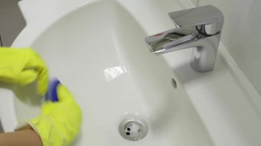 Lavaboyu temizliyorum.