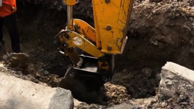 Kazı kovası kazar, şehir yeni yollar bulur.
