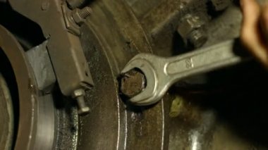 motor tamircisi vidaları sıkılaştırıyor ekipman onarımı