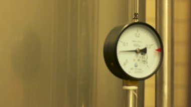 el işi bira fabrikasındaki basınç kontrol cihazı manometresini ölçer