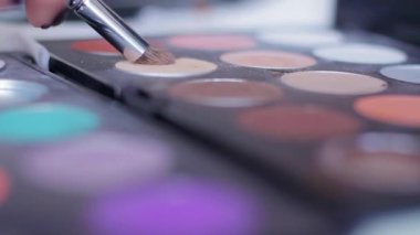 Göz farı paleti makyaj sanatçısı yapıyor.