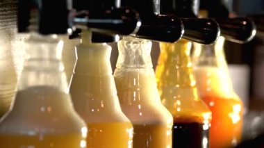 Farklı bira stilleri olan plastik şişeler kapanıyor.