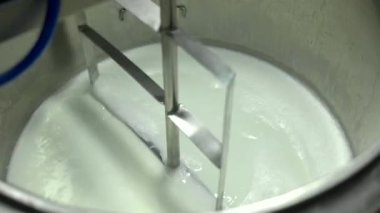 Ekşi krema ve yoğurt üretimi metal konteynırda sütün pastörize edilmesi
