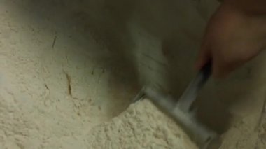 Un fırıncısıyla tara un paketleri üretiyor fırın ürünleri üretiyor.