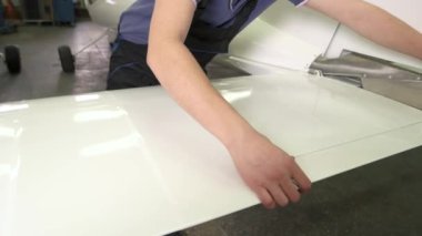 işçi ve uçak kuyruk dümeni ve asansör uçak tamircisi