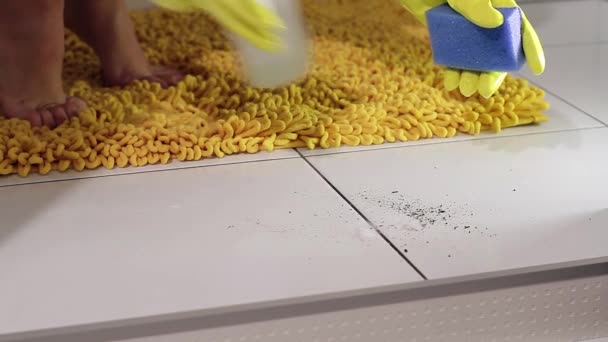 Limpeza do banheiro em luvas amarelas — Vídeo de Stock