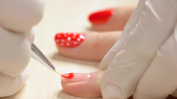 Cerrar pintura de manicura en salón de belleza de uñas — Vídeo de stock