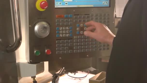 Cnc draaibank bedieningspaneel hand van de mens drukknoppen voer de juiste gegevens — Stockvideo