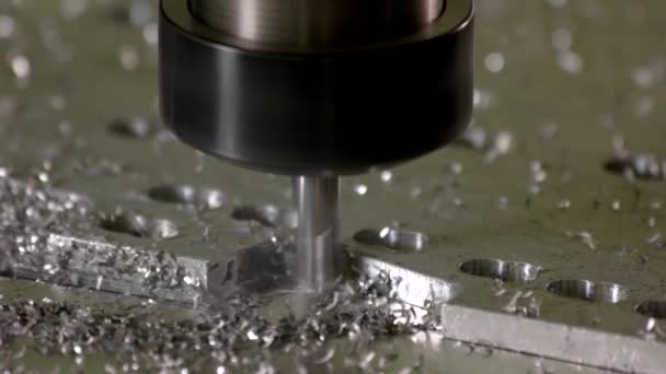 Cnc değirmen makinesi çalışan matkap ve metal talaşları — Stok video