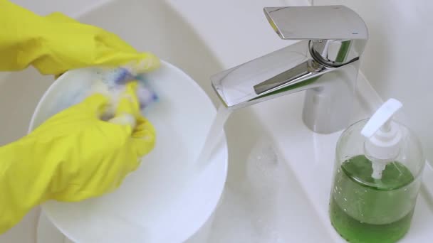 Zbliżyć ręce kobiety zmywanie naczyń — Wideo stockowe