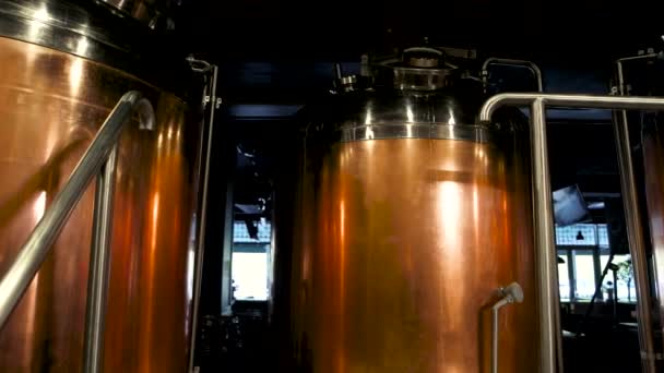 Bollitori di birra di rame serbatoi di birra di rame rosso — Video Stock