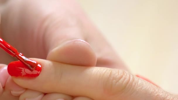 Revestimiento de uñas con manicura de esmalte de uñas — Vídeo de stock
