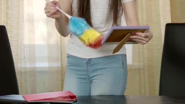 Kobiece ręce za pomocą kurzu młoda kobieta sprzątanie biura — Wideo stockowe