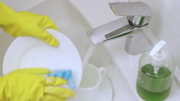 Manos de la mujer lavando platos — Vídeo de stock